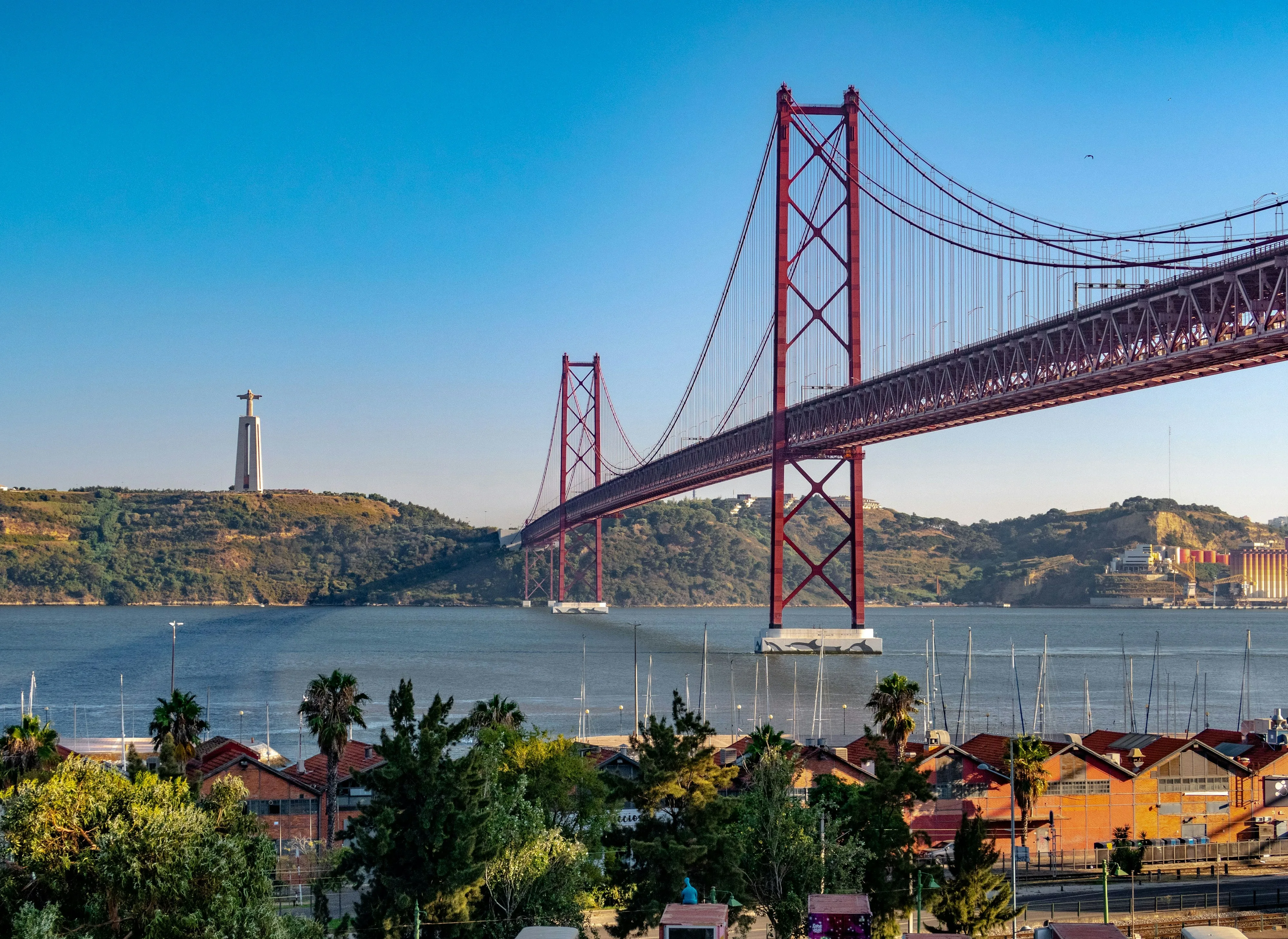 A Ponte 25 de Abril sobre o Tejo, em Lisboa, num dia de céu limpo